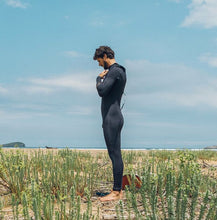 Load image into Gallery viewer, 2024 Manera Seafarer 4.3 Backzip Wetsuit - Wakesports Unlimited | Action Shot
