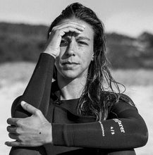 Load image into Gallery viewer, 2024 Manera Women&#39;s Seafarer 4.3 Wetsuit - Wakesports Unlimited | Action Shot
