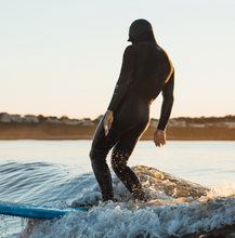Load image into Gallery viewer, 2024 Manera Women&#39;s Magma Hooded 5.4.3 Wetsuit - Wakesports Unlimited | Action Shot

